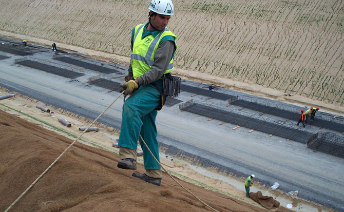 Trabajos para proteger los taludes de desmonte